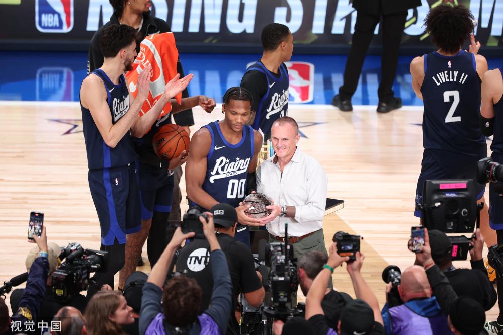 他以出色的 他以出色的